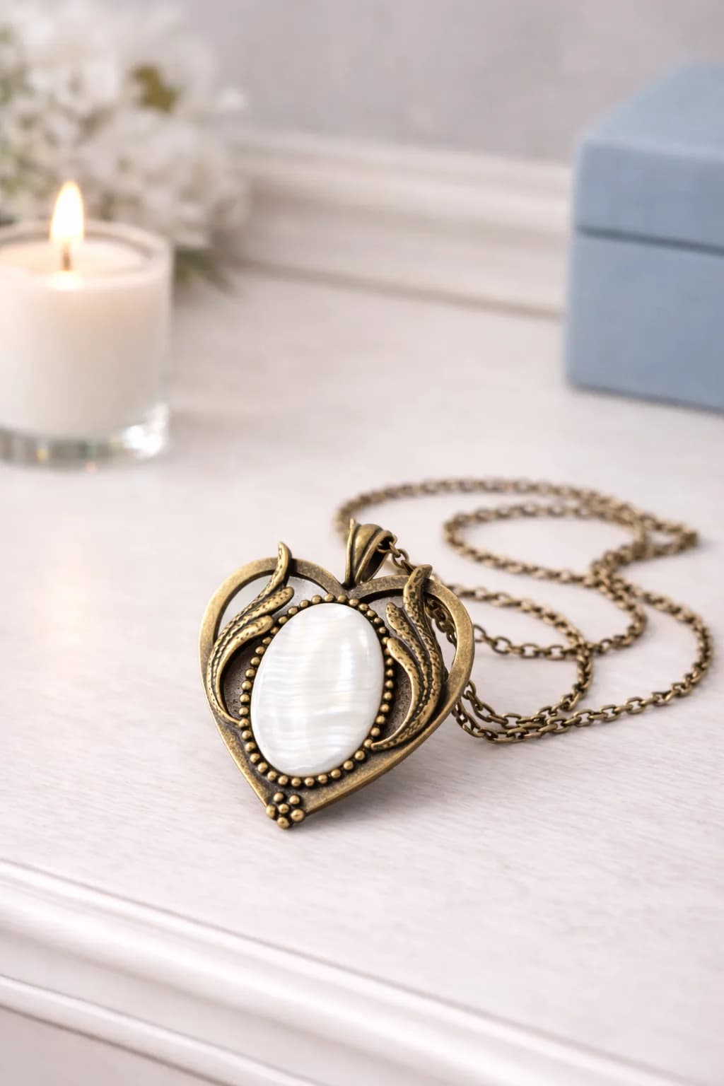 Collier Cœur de Lumière – Nacre & Bronze Élégant