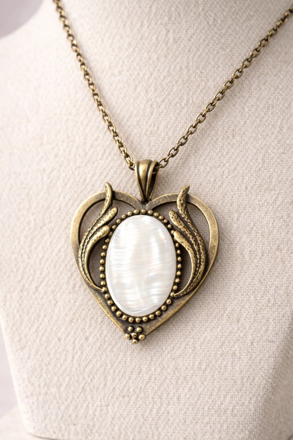 Collier Cœur de Lumière – Nacre & Bronze Élégant