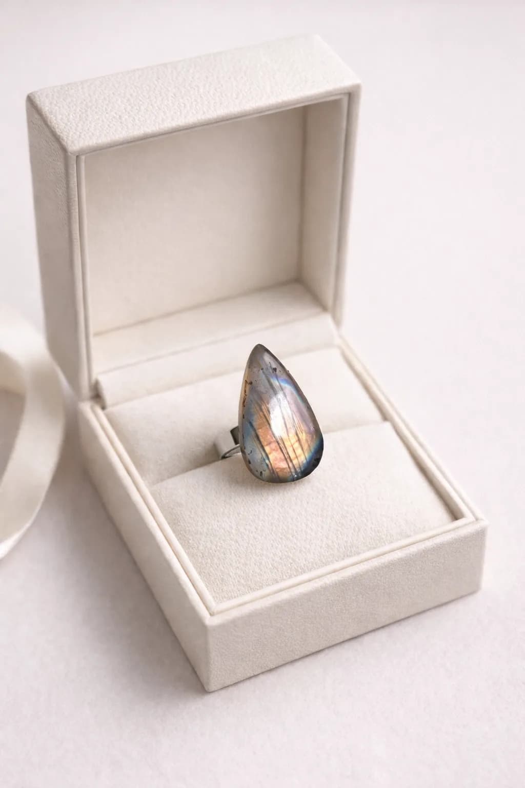 Larme Céleste – Bague Labradorite Goutte Élancée & Acier Inoxydable Ajustable