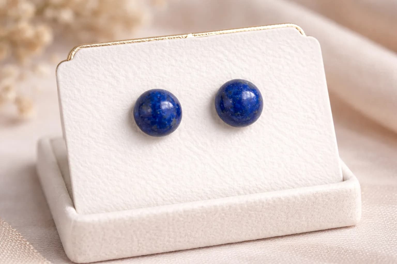 Boucles d’Oreilles Clous en Lapis lazuli – Élégance Intemporelle