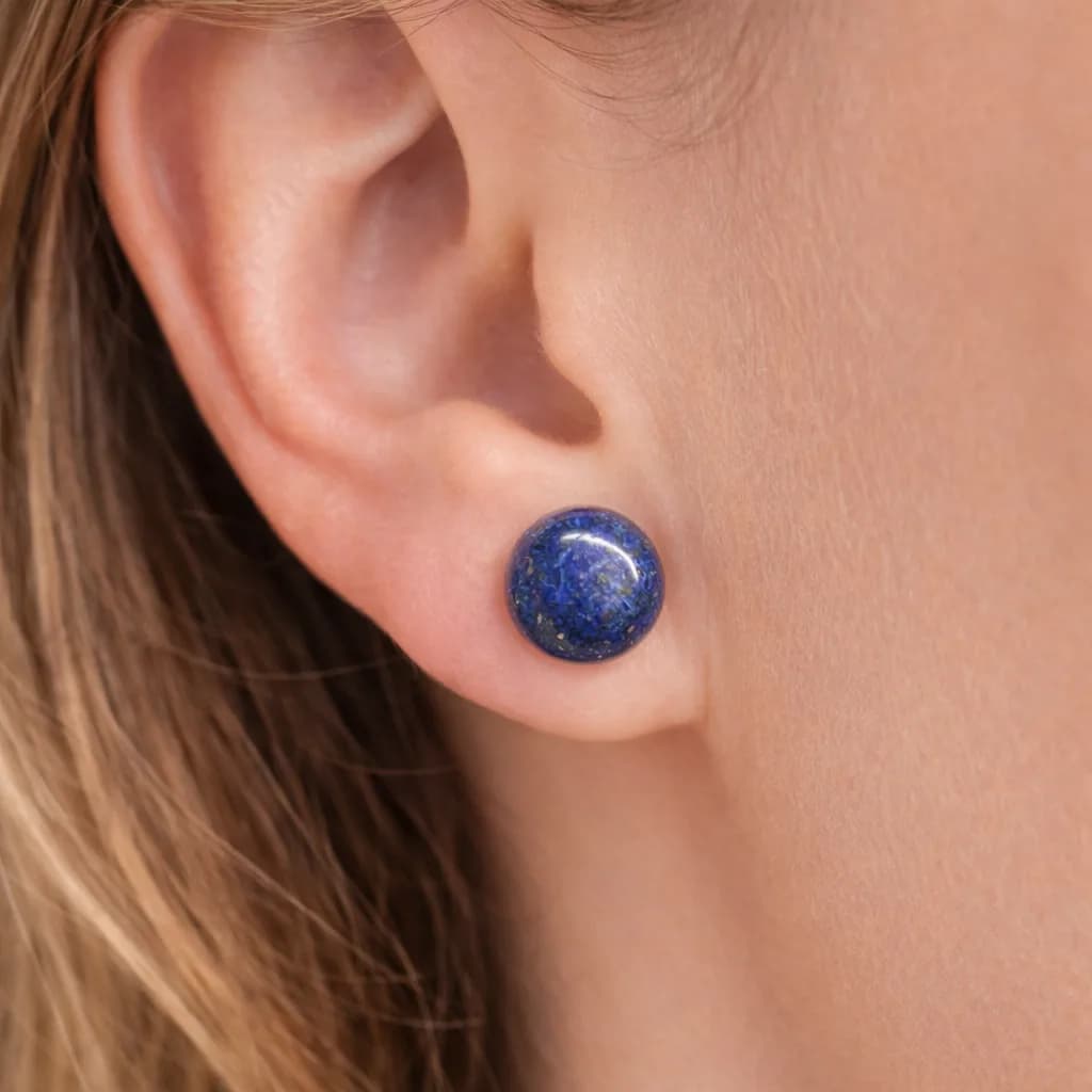Boucles d’Oreilles Clous en Lapis lazuli – Bleu Nuit & Éclats Dorés Intenses