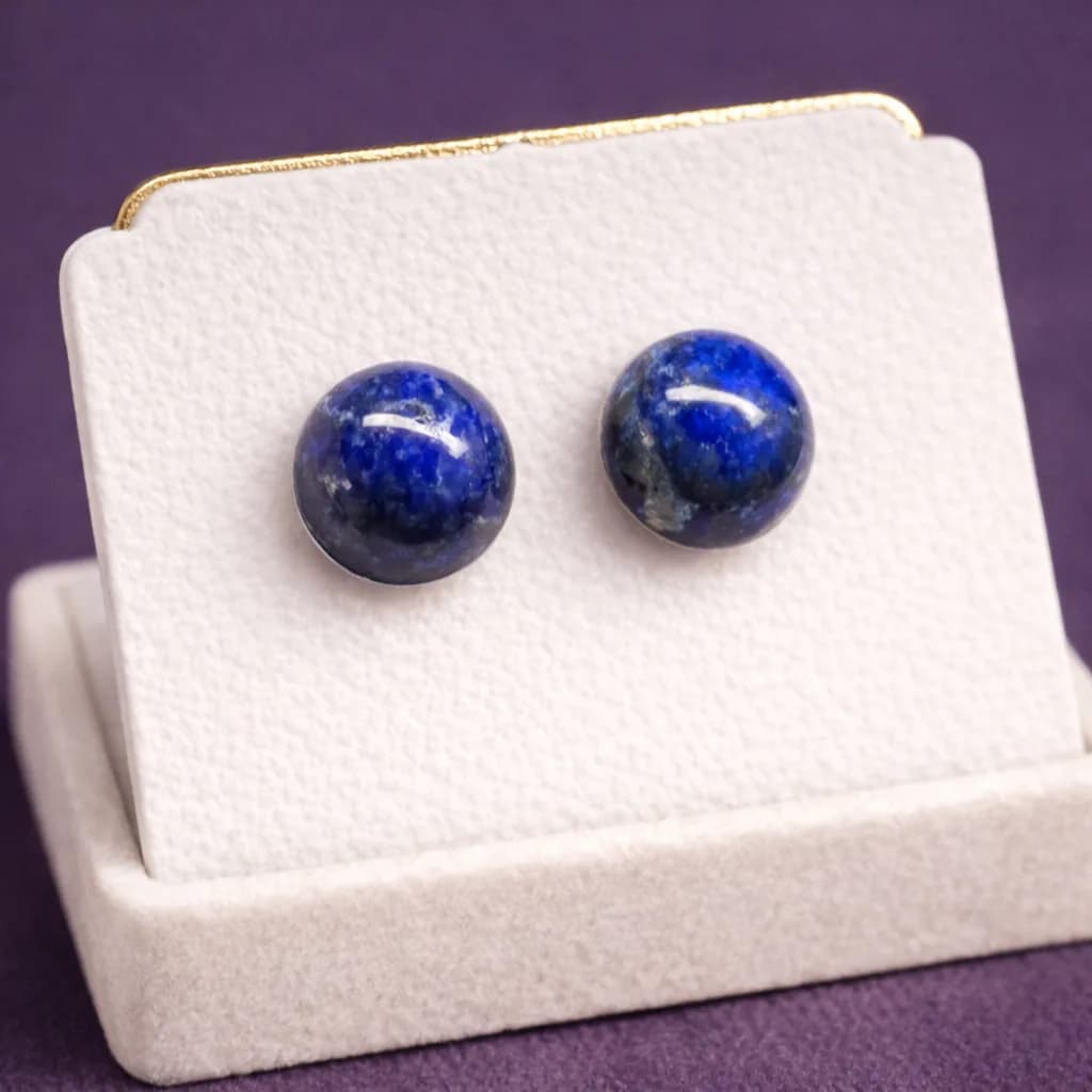 Boucles d’Oreilles Clous en Lapis lazuli – Bleu Profond Nuancé