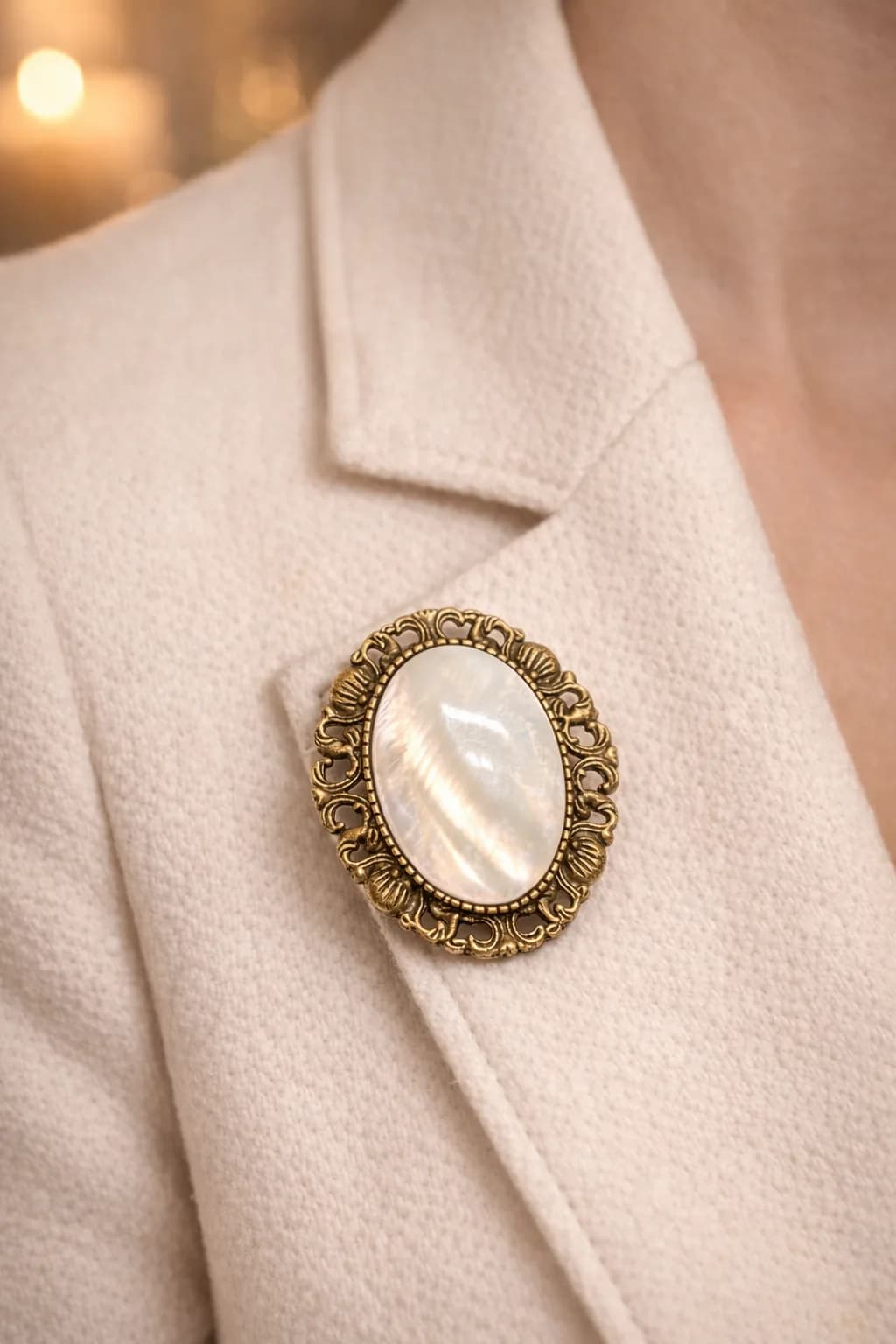 Broche Ovale en Nacre – Monture Bronze Vintage