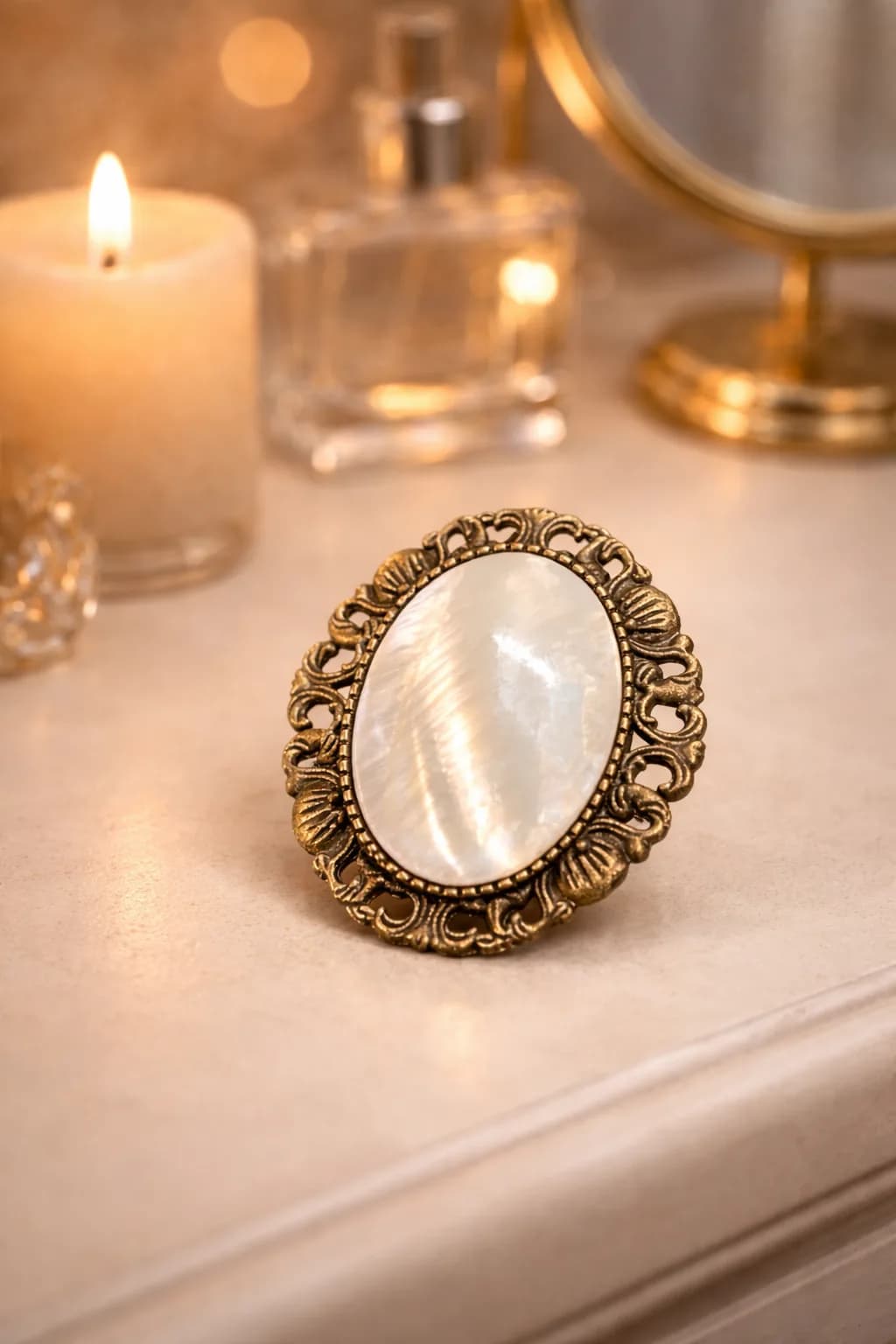 Broche Ovale en Nacre – Monture Bronze Vintage