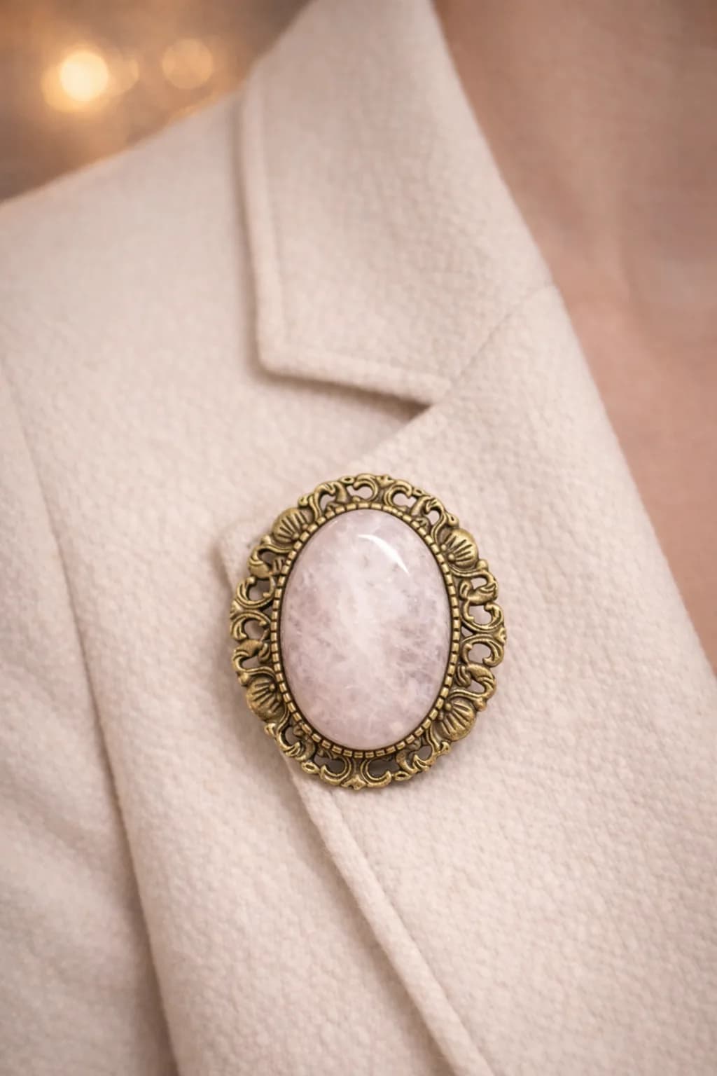 Broche ovale en quartz rose – Style vintage bronze