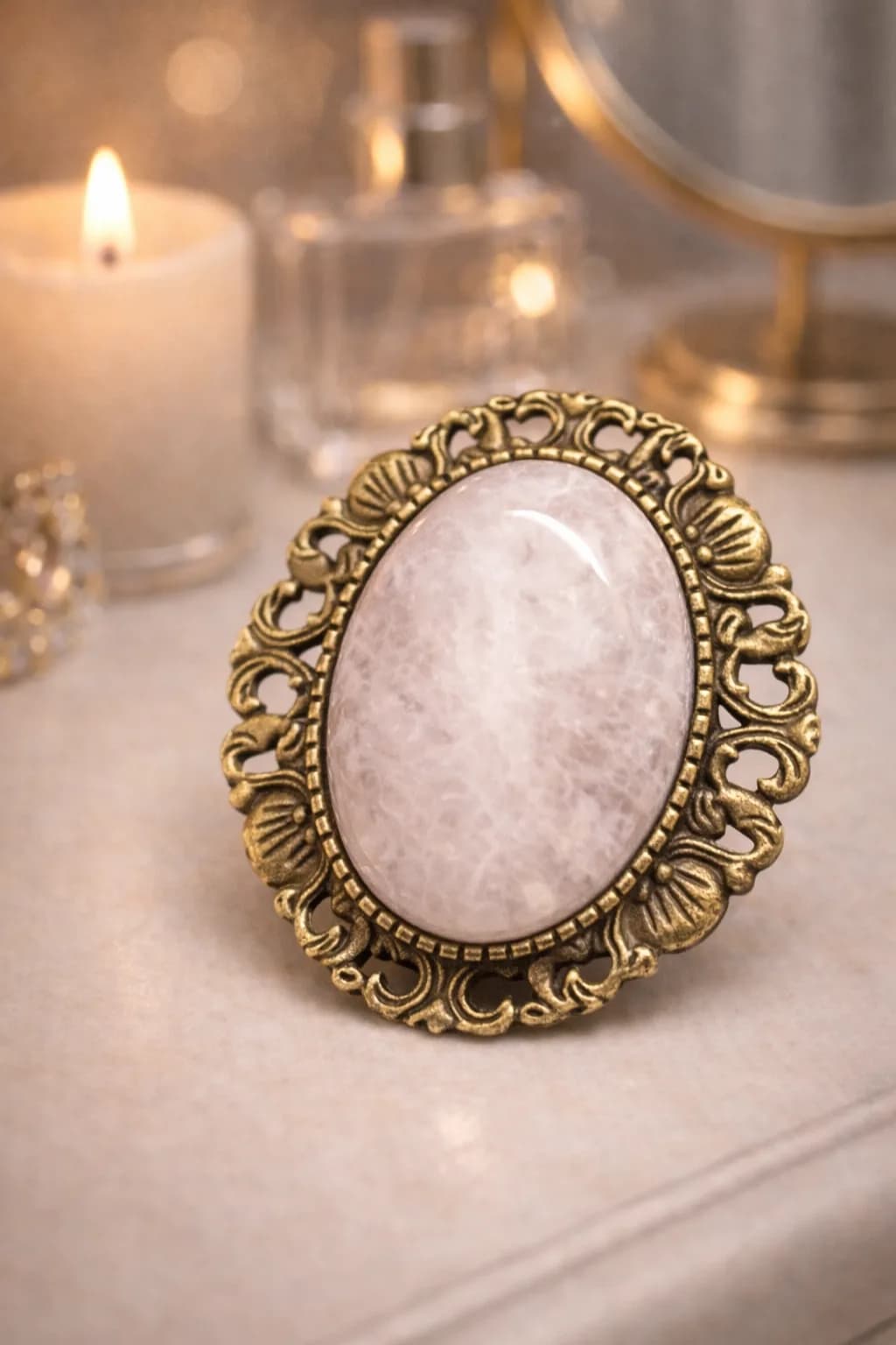 Broche ovale en quartz rose – Style vintage bronze
