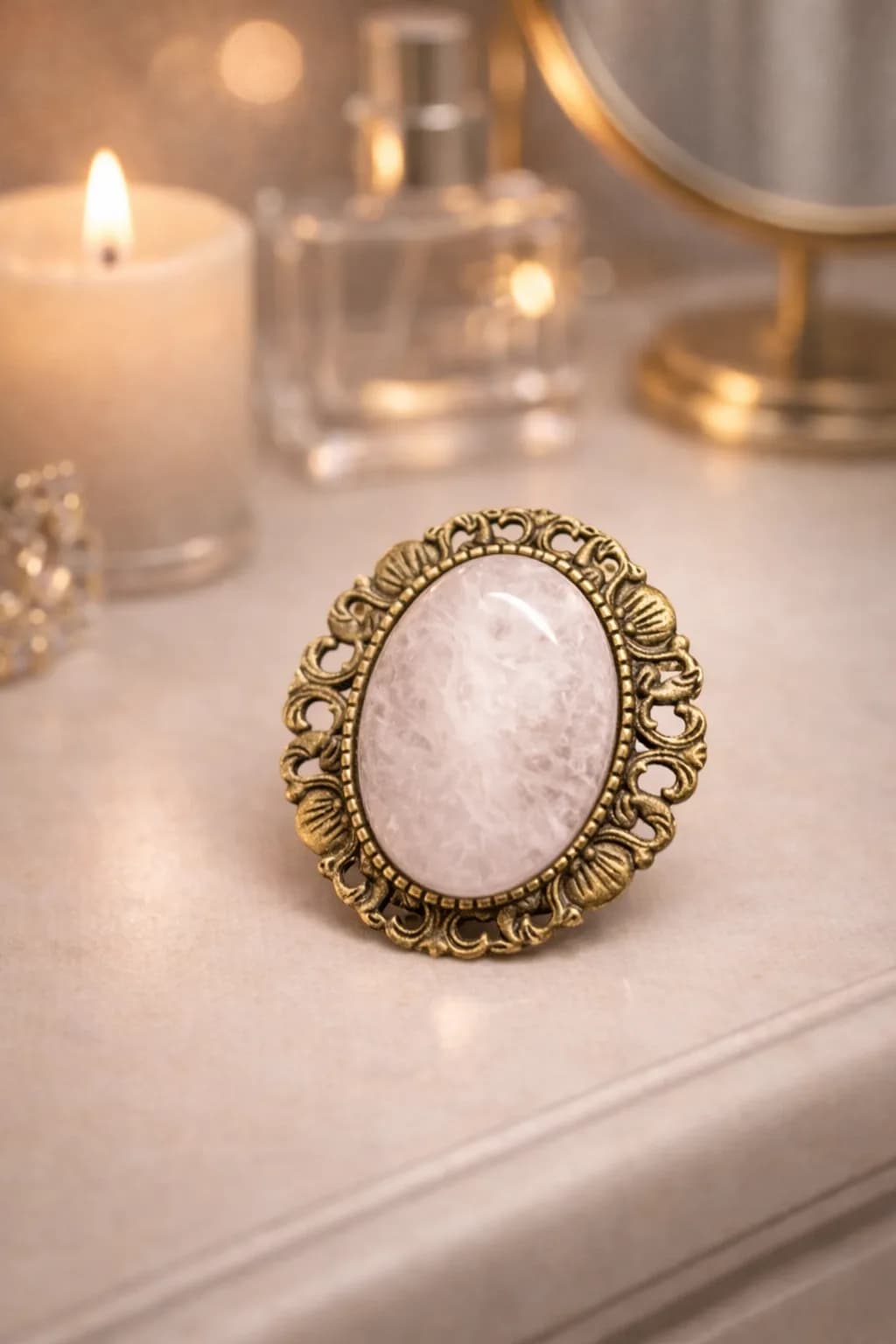 Broche ovale en quartz rose – Style vintage bronze