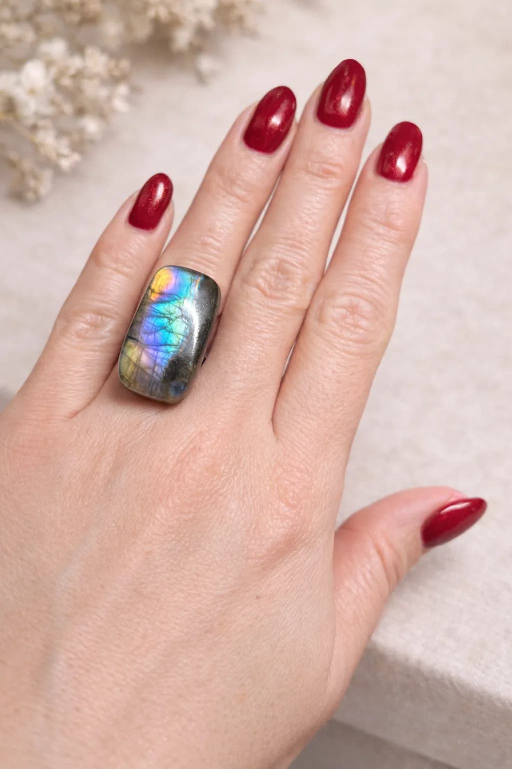 “Éclipse de Lumière” – Labradorite aux reflets magnétiques