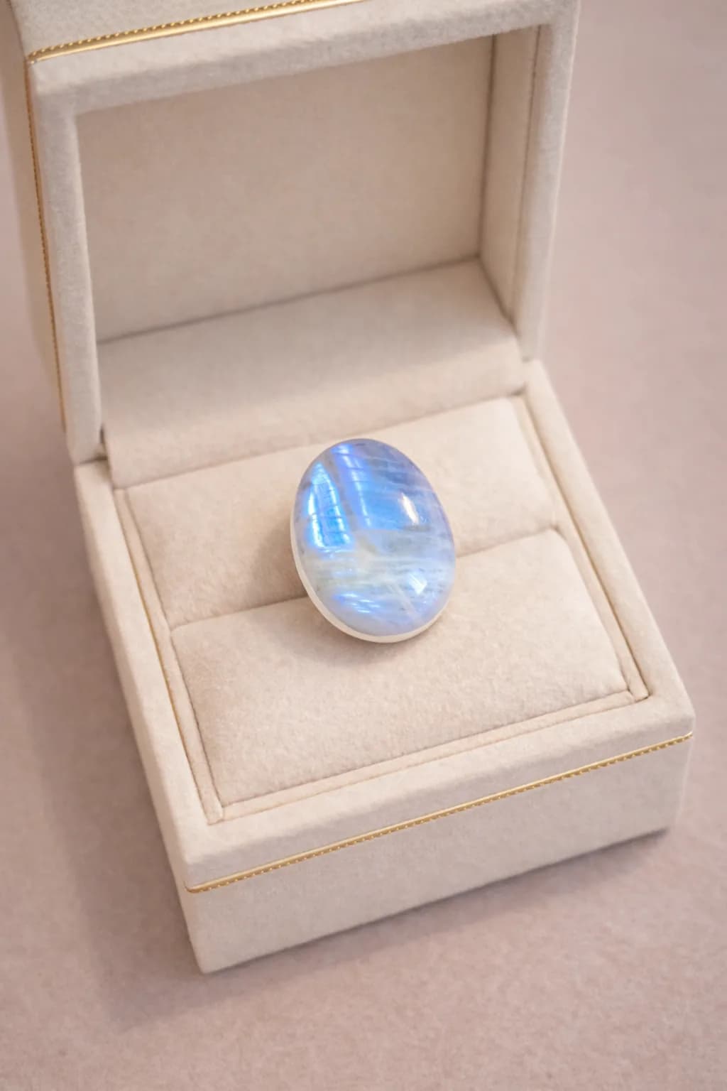 “Voile Céleste” – Bague Pierre de Lune irisée