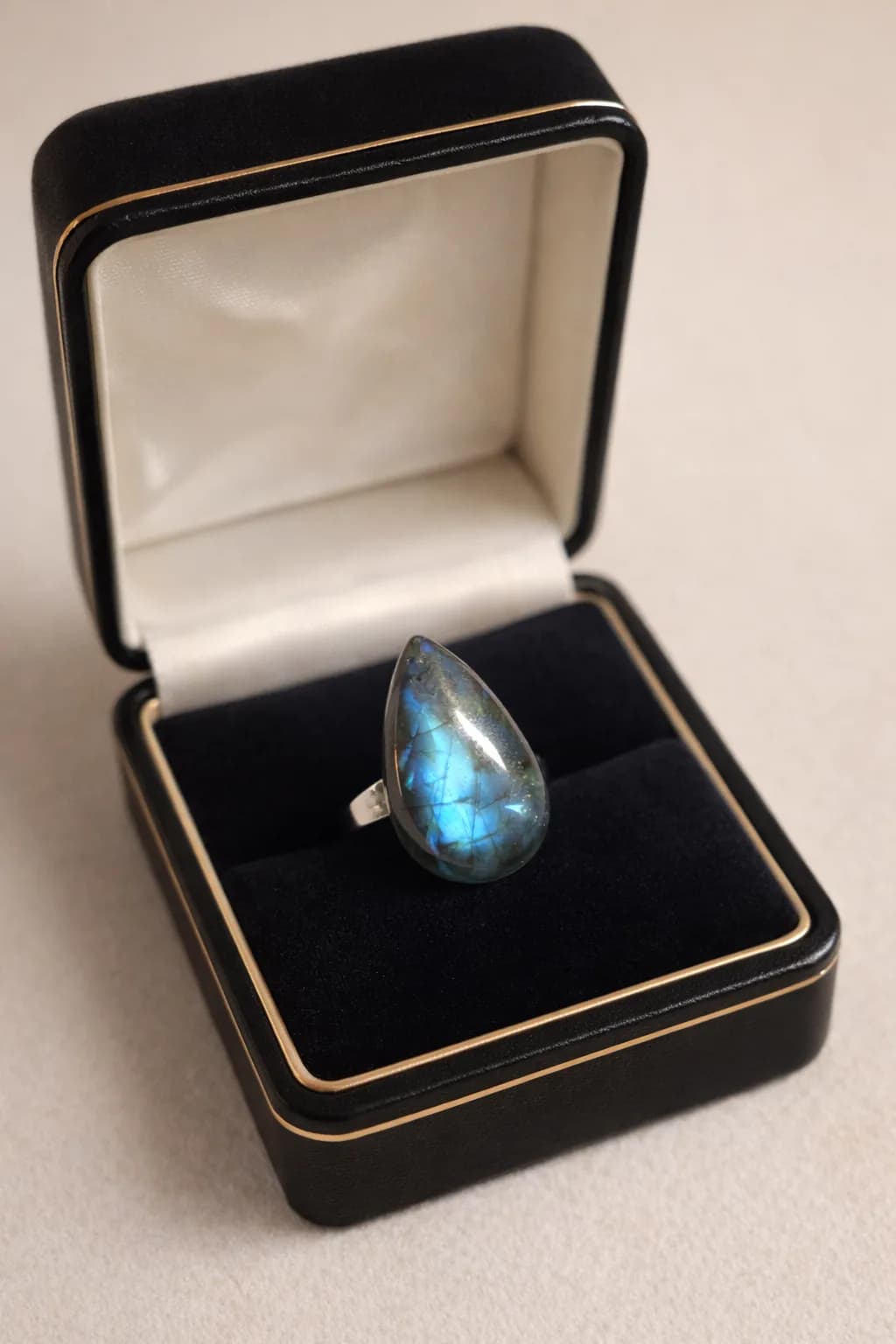 “Flamme Boréale” – Bague Labradorite Bleue Intense