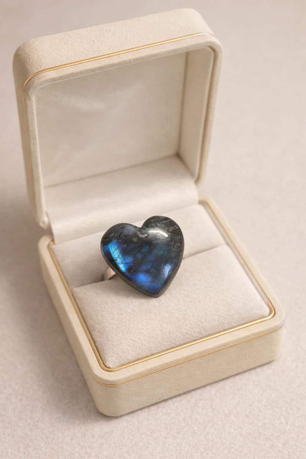 Cœur Boréal” – Bague Labradorite Cœur Intense