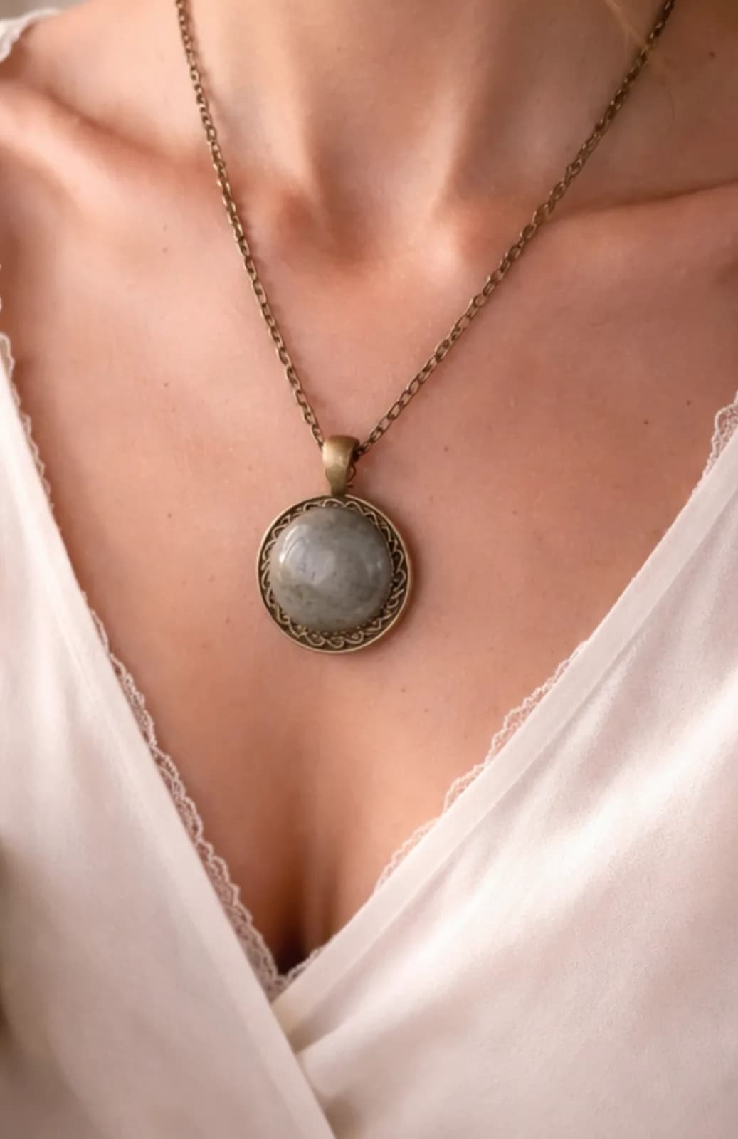 Lumière d’Ombre – Collier Médaillon en Labradorite Grise