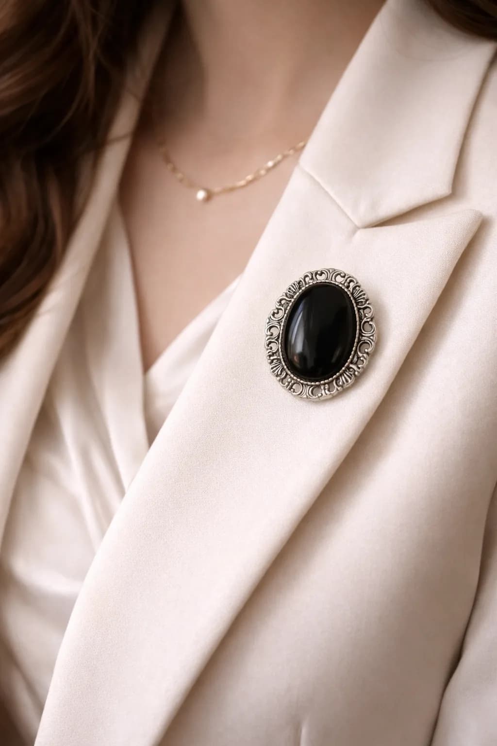 Broche Obsidienne Élégance – Puissance et Charme Noir