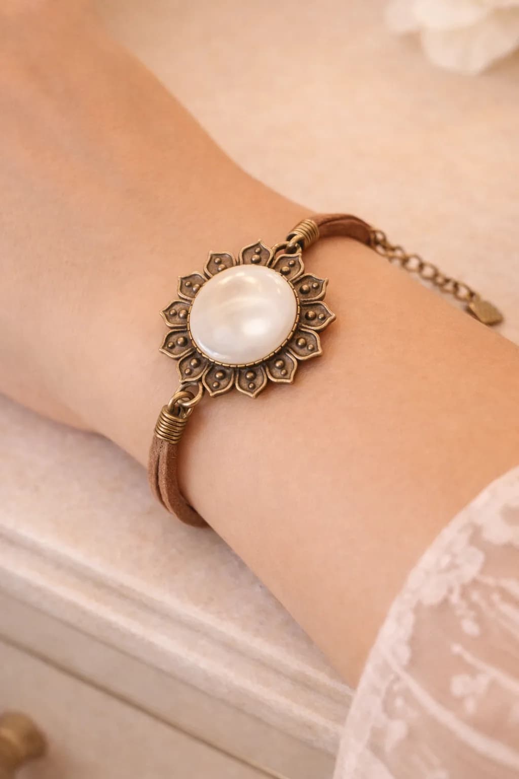 Bracelet Fleur Bohème en Bronze & Nacre Naturelle – Cordon Daim Ajustable