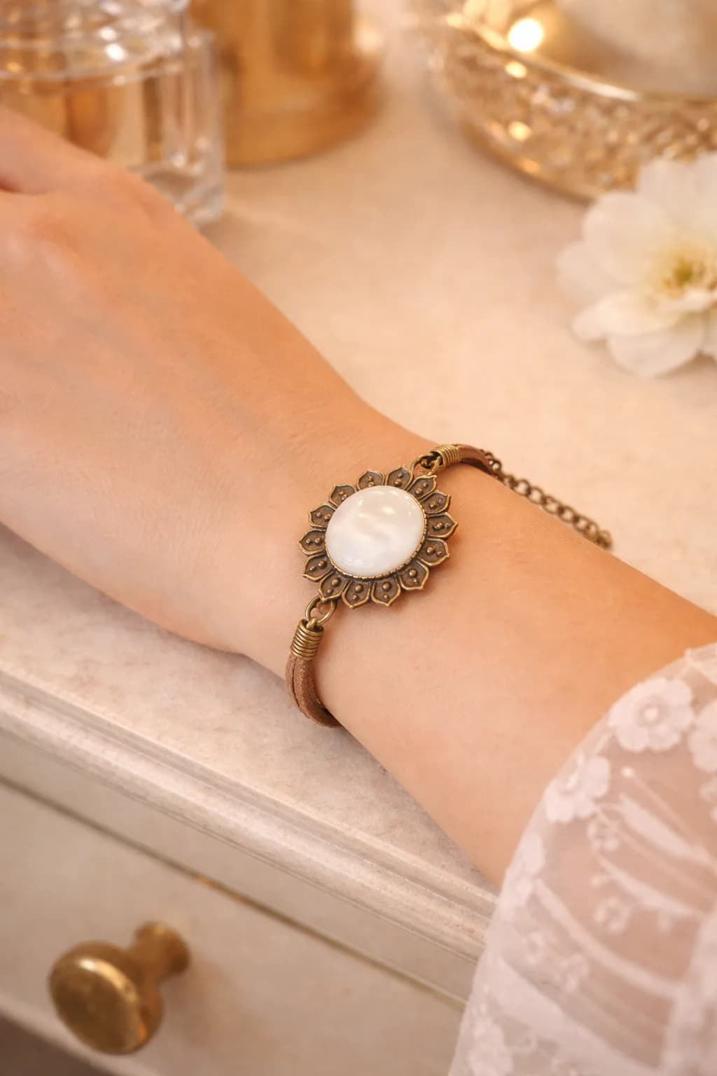 Bracelet Fleur Bohème en Bronze & Nacre Naturelle – Cordon Daim Ajustable