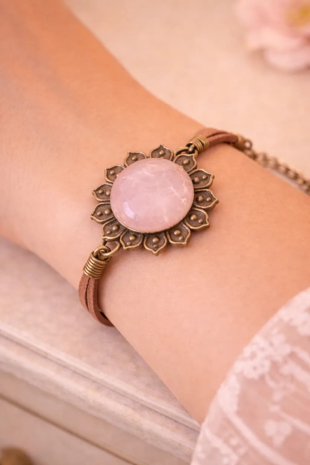 Bracelet Fleur Bohème en Bronze & Quartz Rose Naturel – Cordon Daim Ajustable