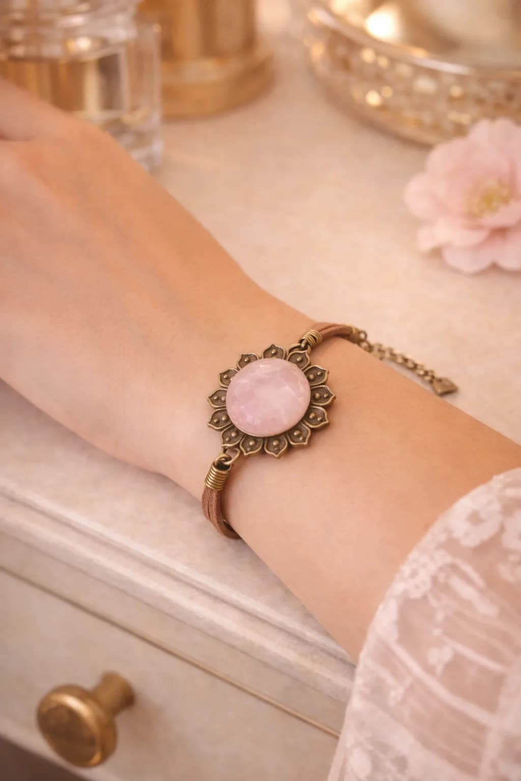 Bracelet Fleur Bohème en Bronze & Quartz Rose Naturel – Cordon Daim Ajustable