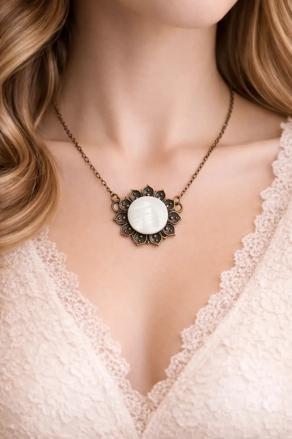 Collier Fleur Bohème en Bronze & Nacre Naturelle
