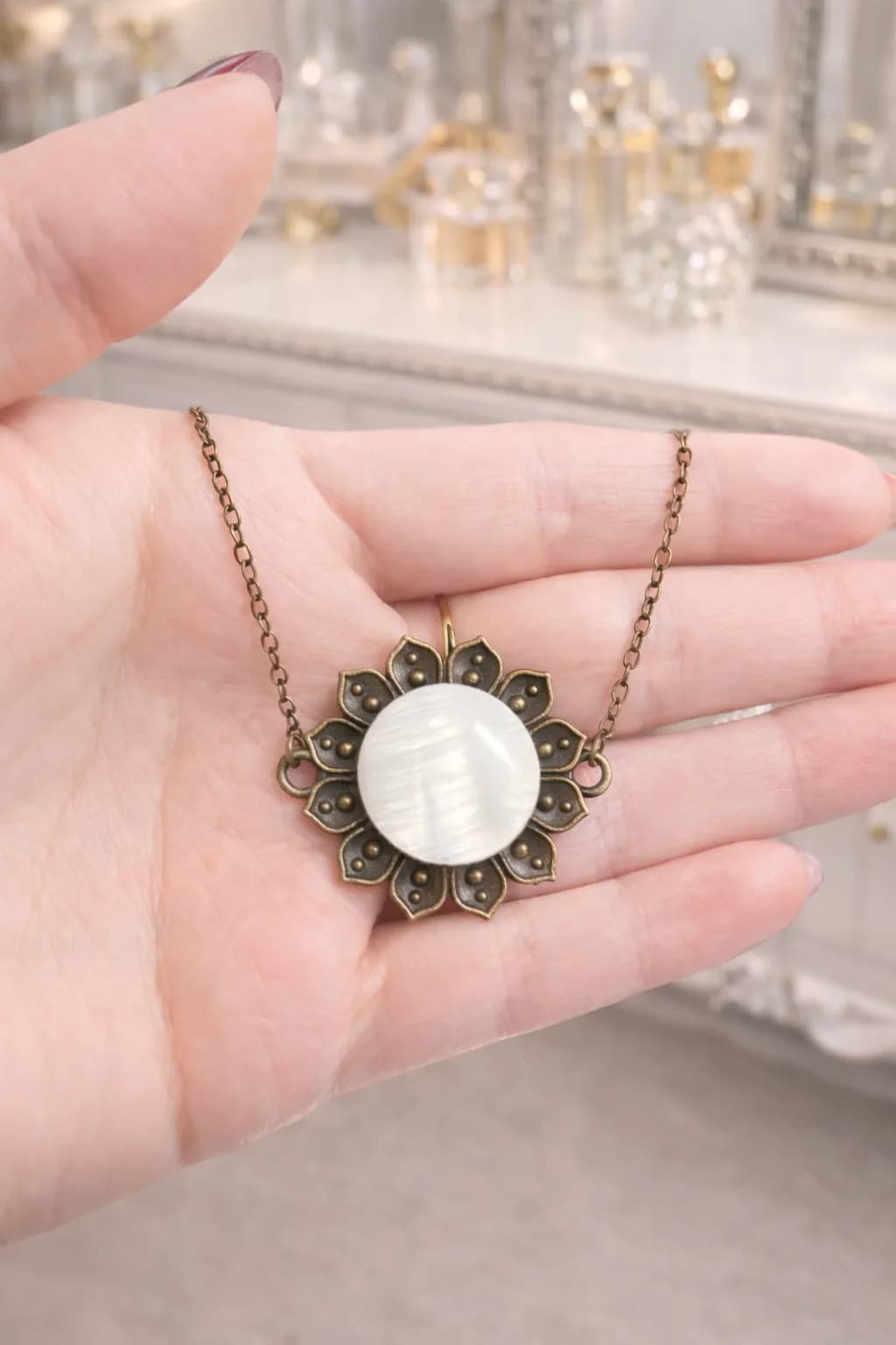 Collier Fleur Bohème en Bronze & Nacre Naturelle