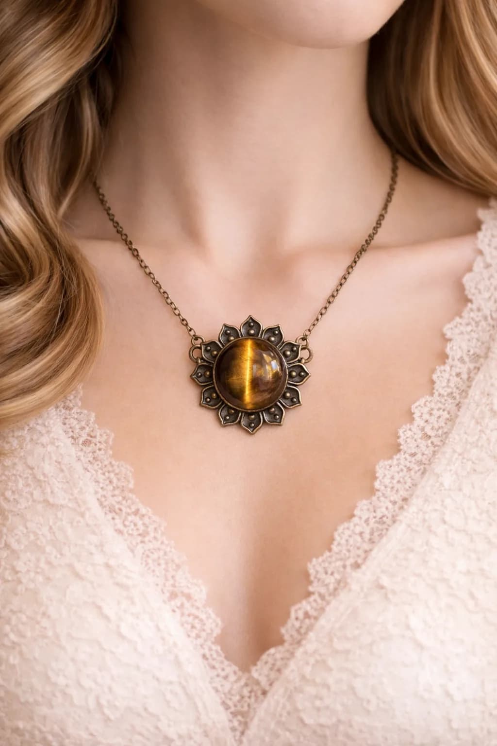 Collier Fleur Bohème en Bronze & Œil de Tigre Naturel