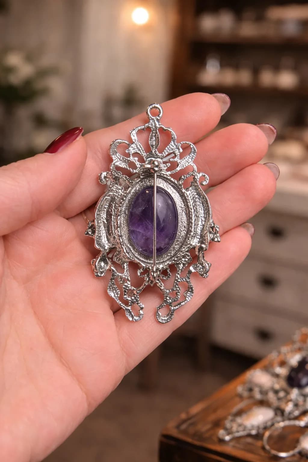 Broche Améthyste – Raffinement ancien et profondeur minérale