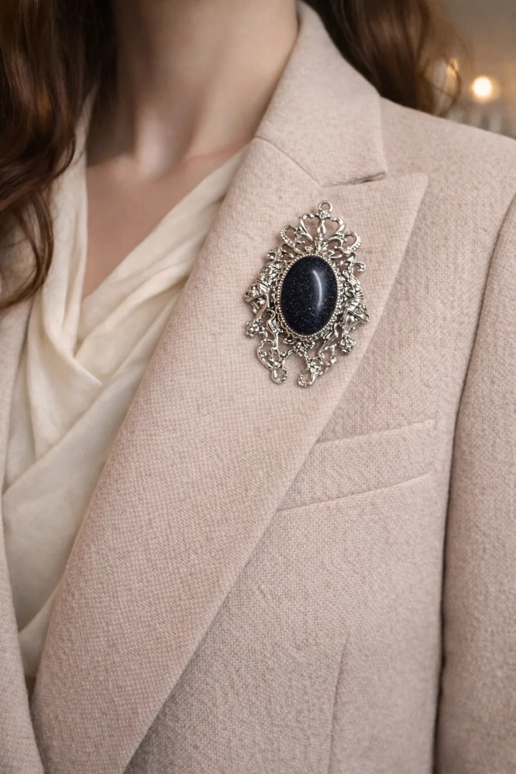 Broche Goldstone Blue – Élégance vintage et éclat céleste