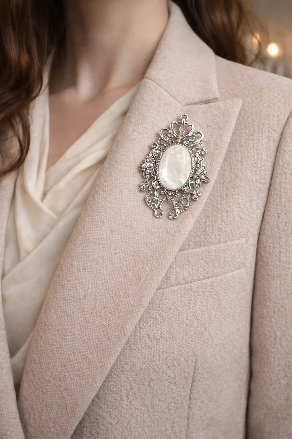 Broche Nacre – Élégance lumineuse et charme intemporel