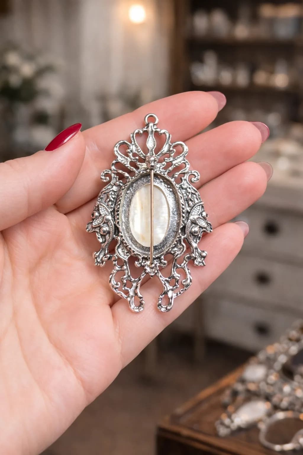 Broche Nacre – Élégance lumineuse et charme intemporel