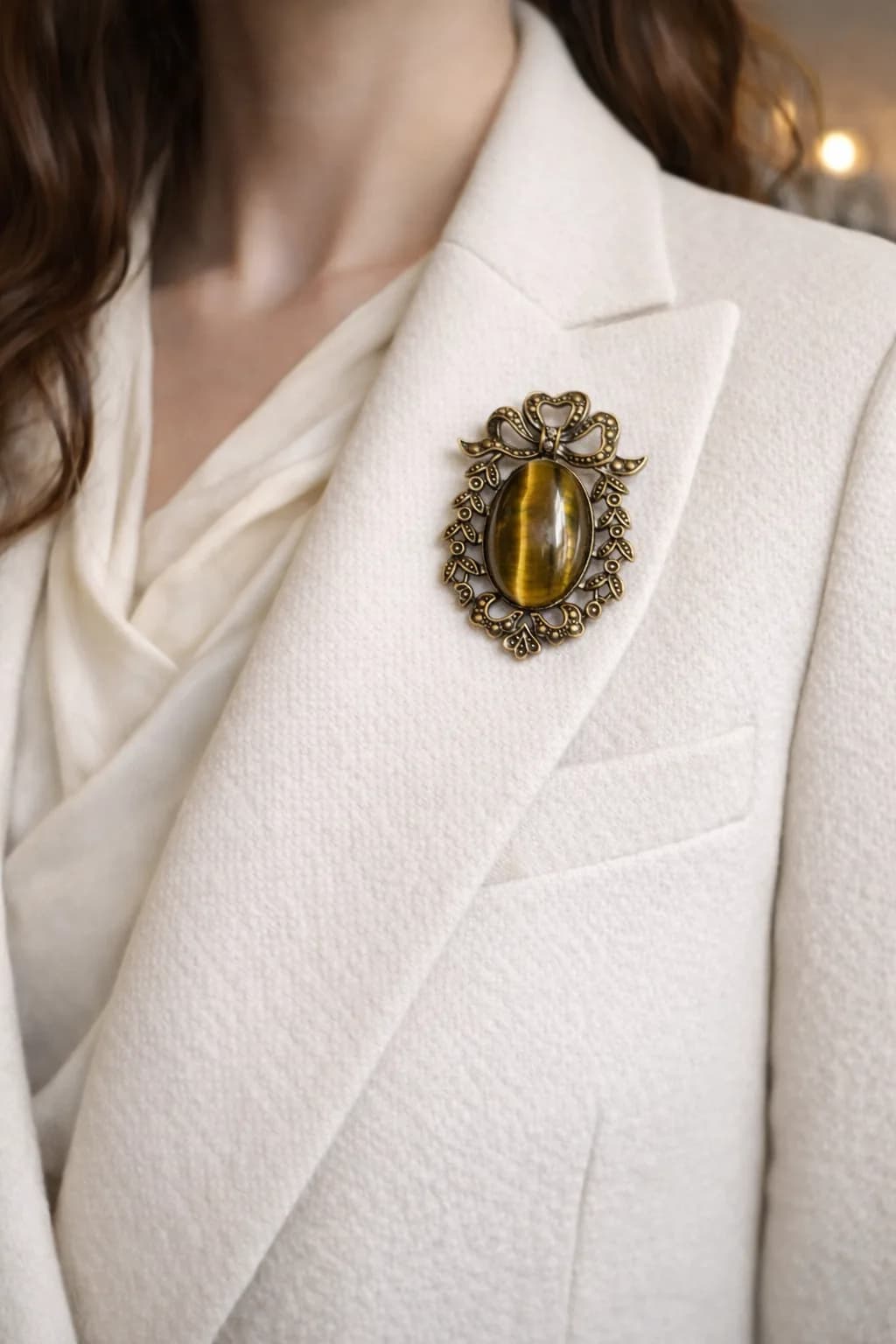 Broche Nœud Élégance – Œil de Tigre & Bronze Antique
