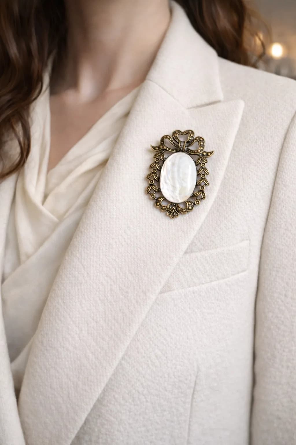 Broche Nœud Élégance – Nacre & Bronze Antique