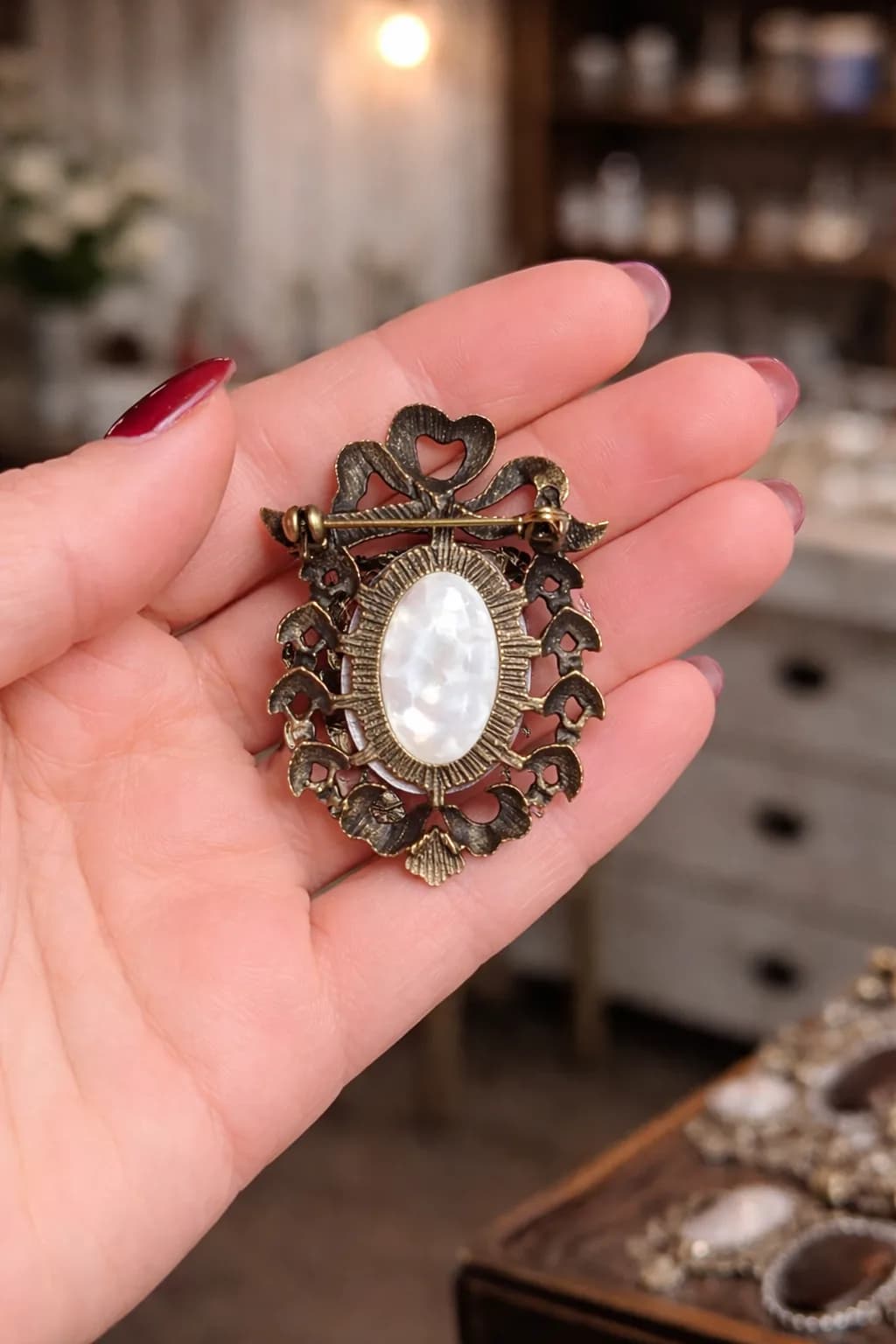 Broche Nœud Élégance – Nacre & Bronze Antique