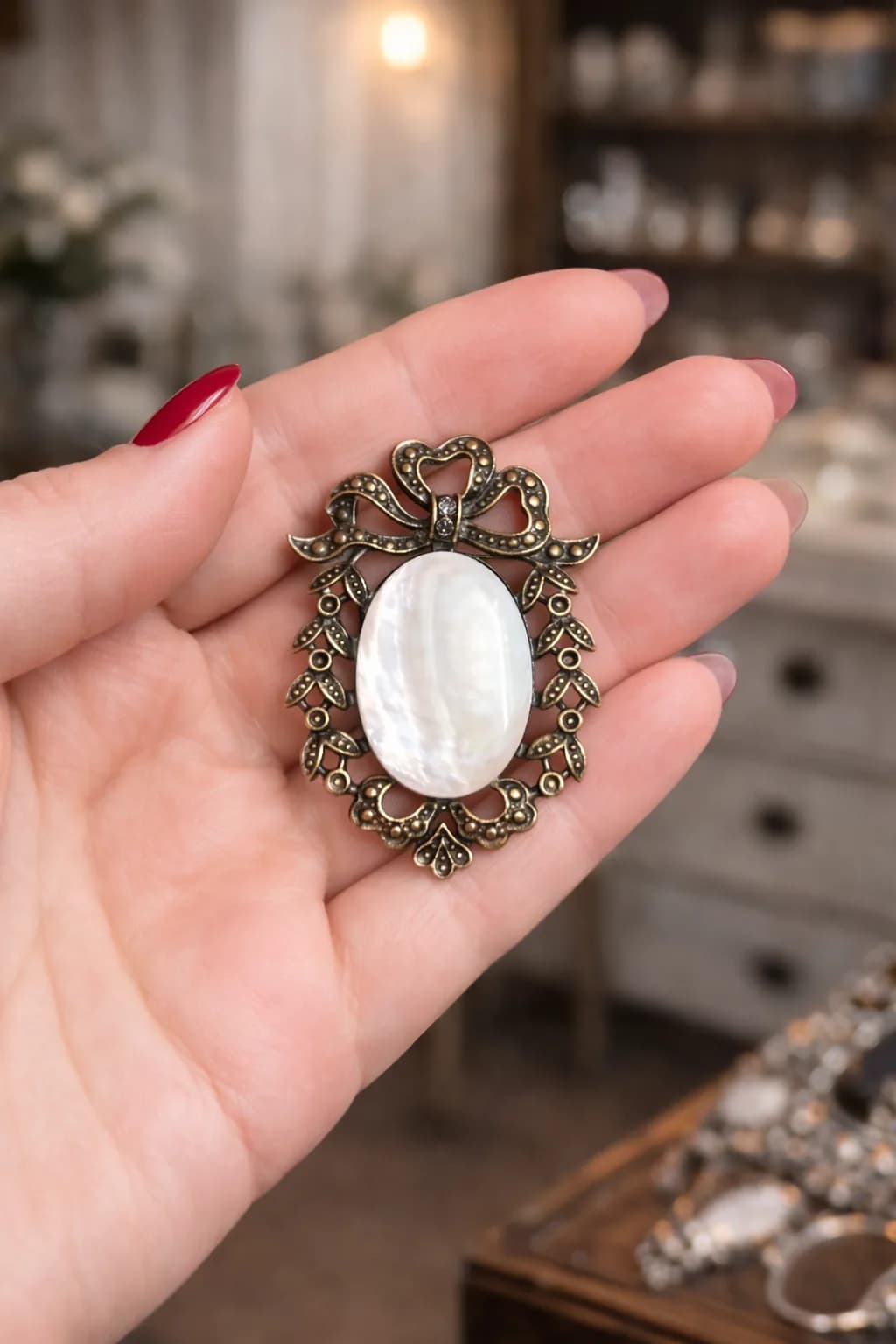 Broche Nœud Élégance – Nacre & Bronze Antique