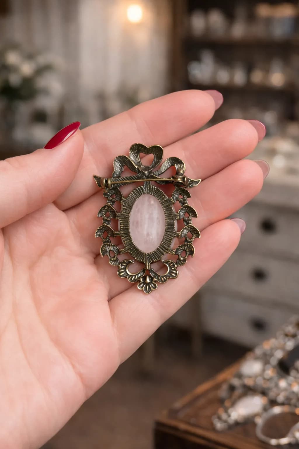Broche Nœud Élégance – Quartz Rose & Bronze Antique