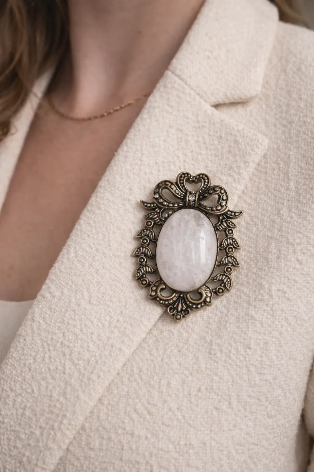 Broche Nœud Élégance – Quartz Rose & Bronze Antique