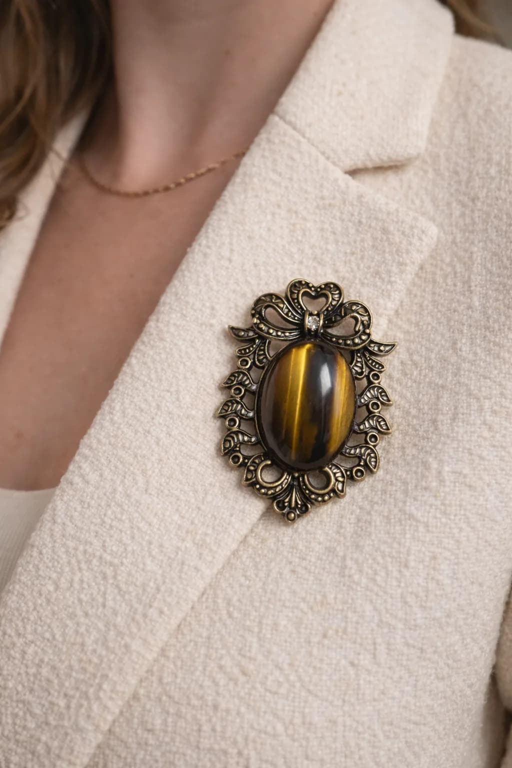 Broche Nœud Élégance – Œil de Tigre - Charme vintage et caractère affirmé