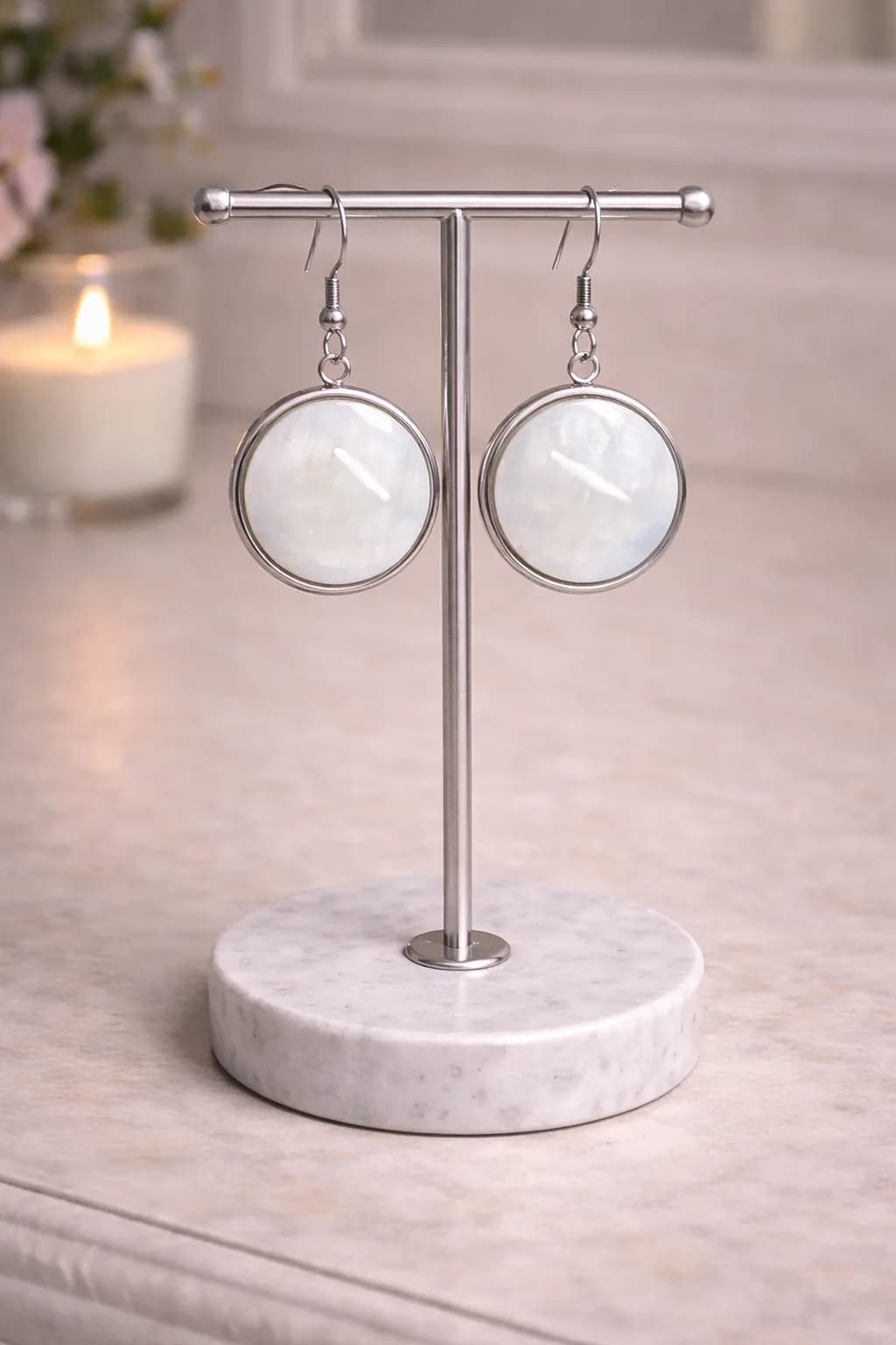 Boucles d’Oreilles Pendantes – Nacre Lumière naturelle et élégance intemporelle