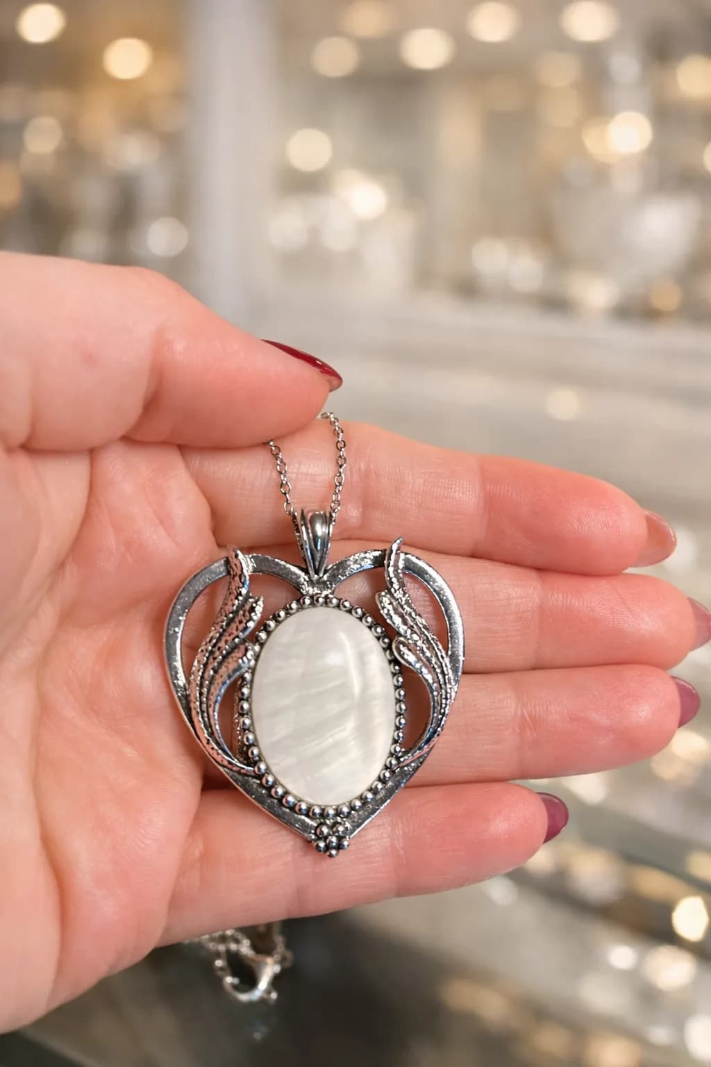 Collier Cœur de Lumière – Nacre & Élégance