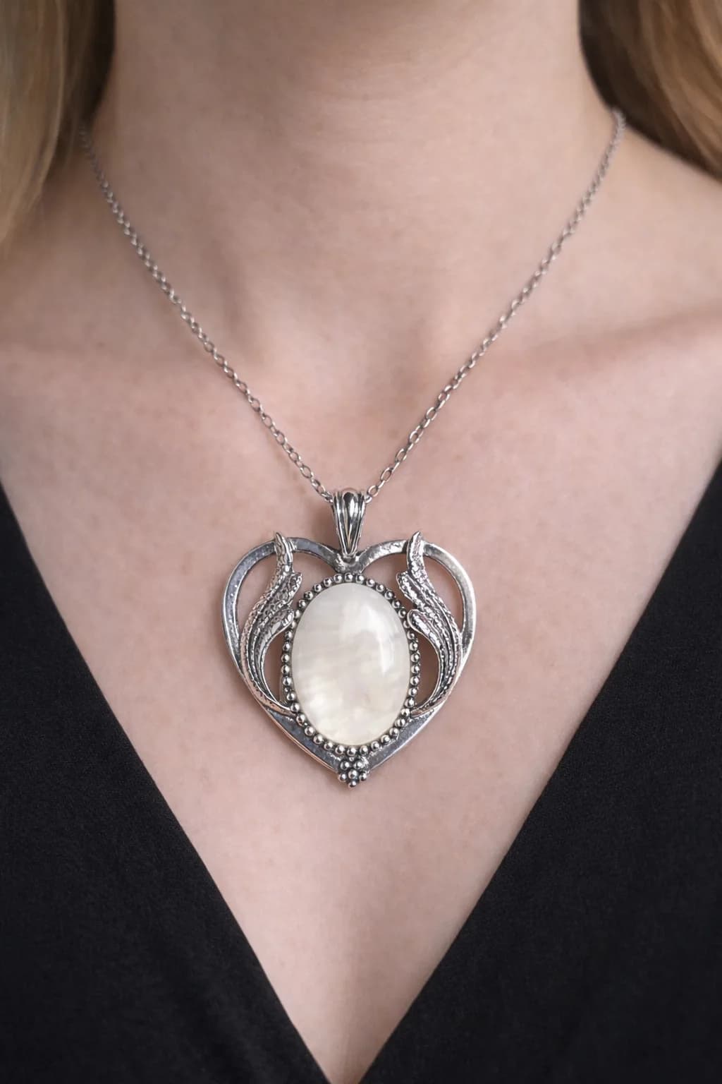 Collier Cœur de Lumière – Nacre & Élégance