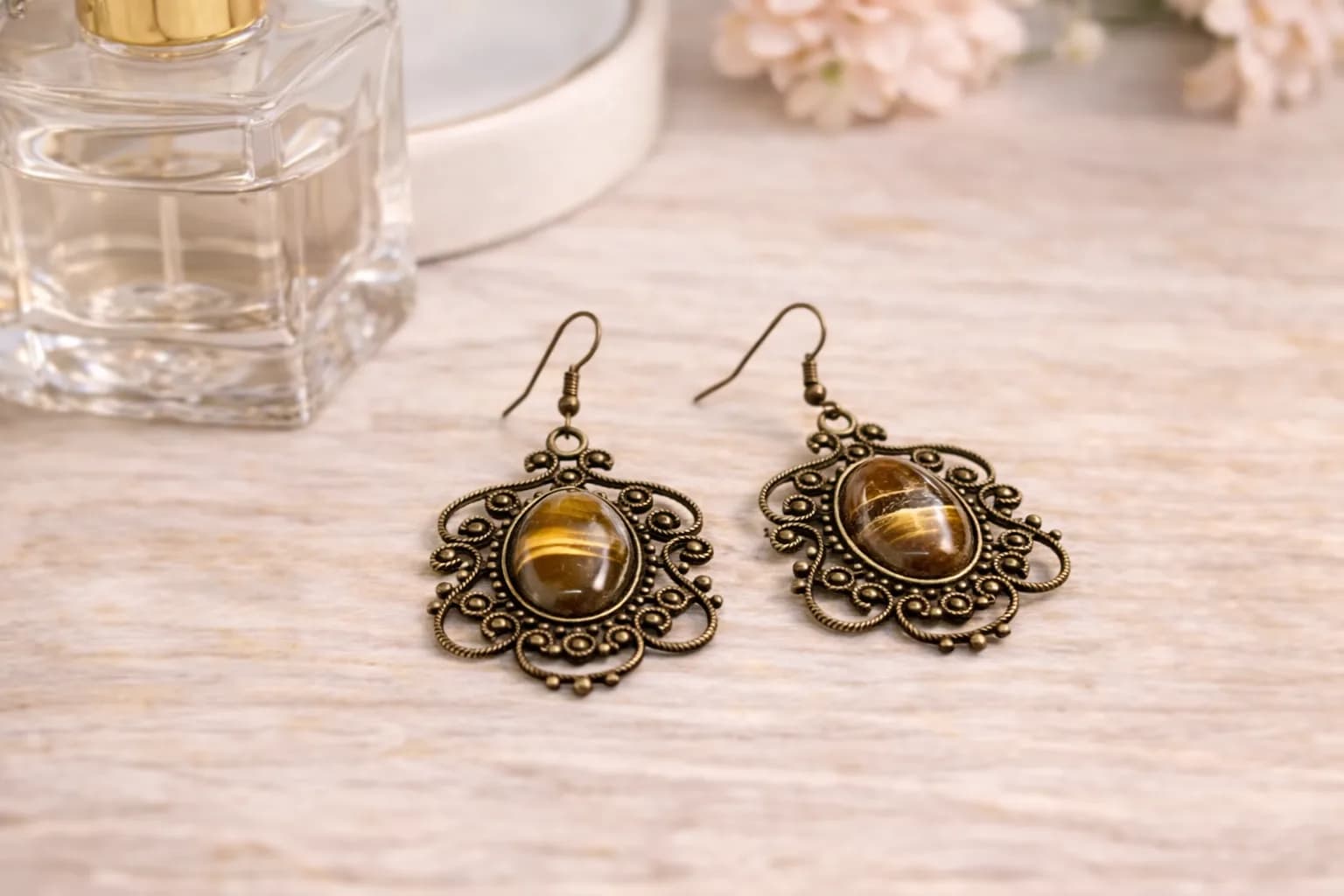 Boucles d’oreilles pendantes baroques en œil de tigre