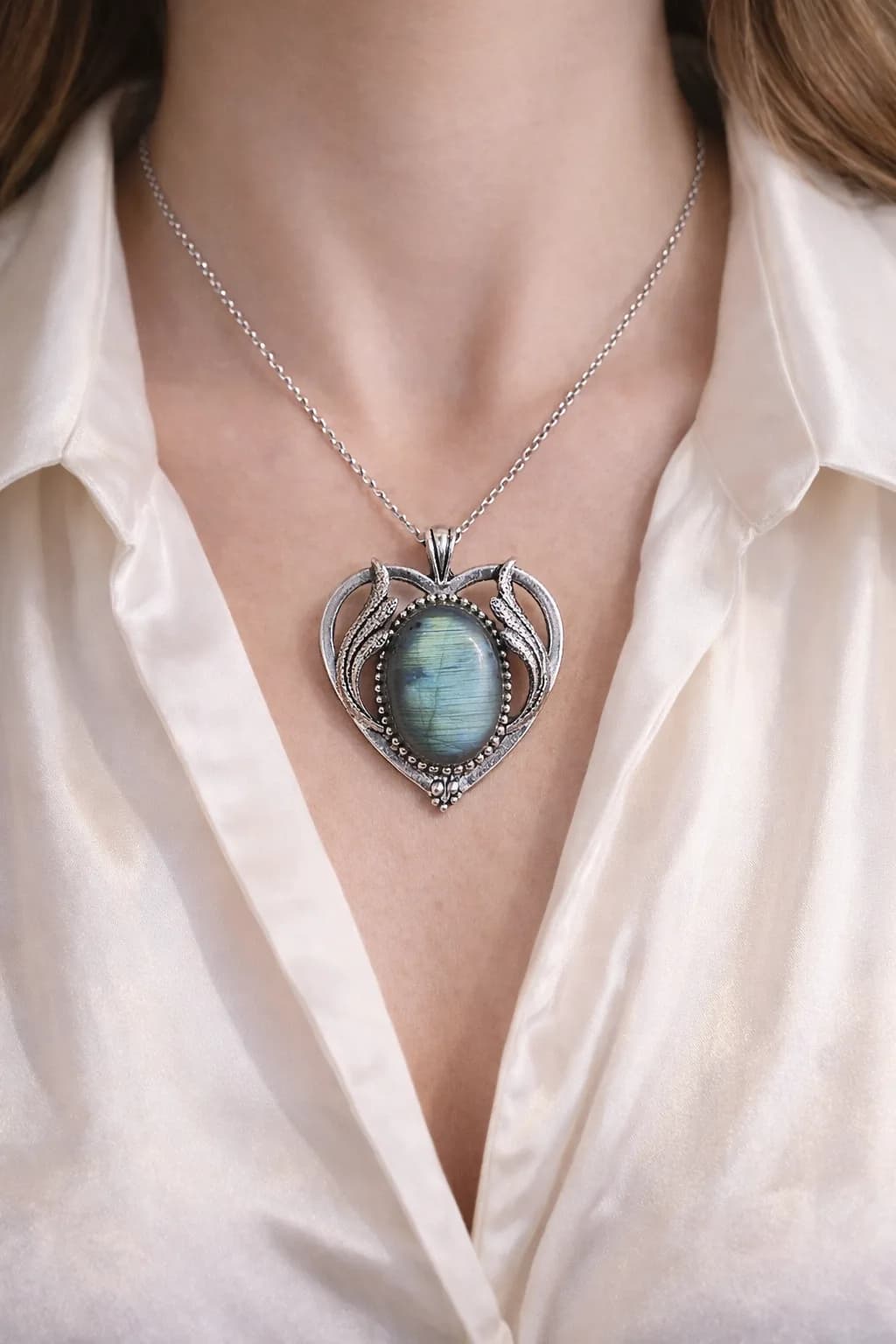 Collier Cœur en Argent Antique & Labradorite – Pierre aux reflets mystiques