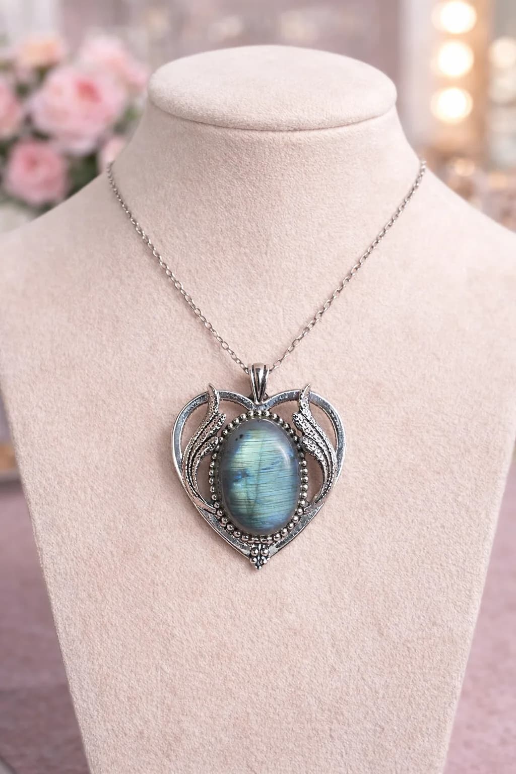 Collier Cœur en Argent Antique & Labradorite – Pierre aux reflets mystiques
