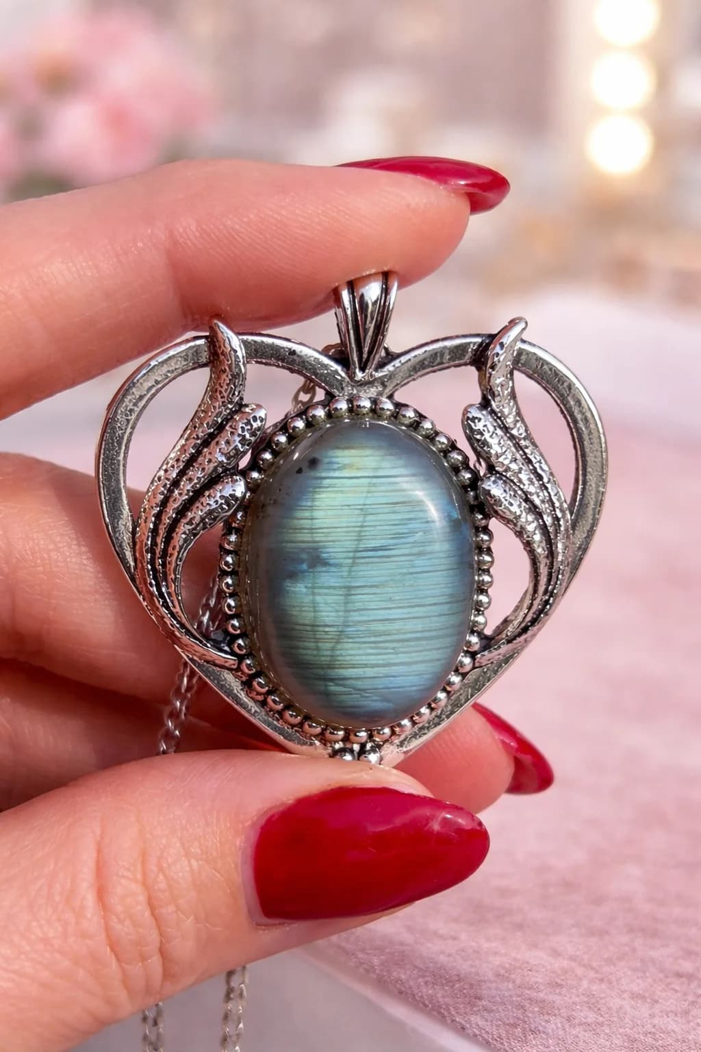 Collier Cœur en Argent Antique & Labradorite – Pierre aux reflets mystiques
