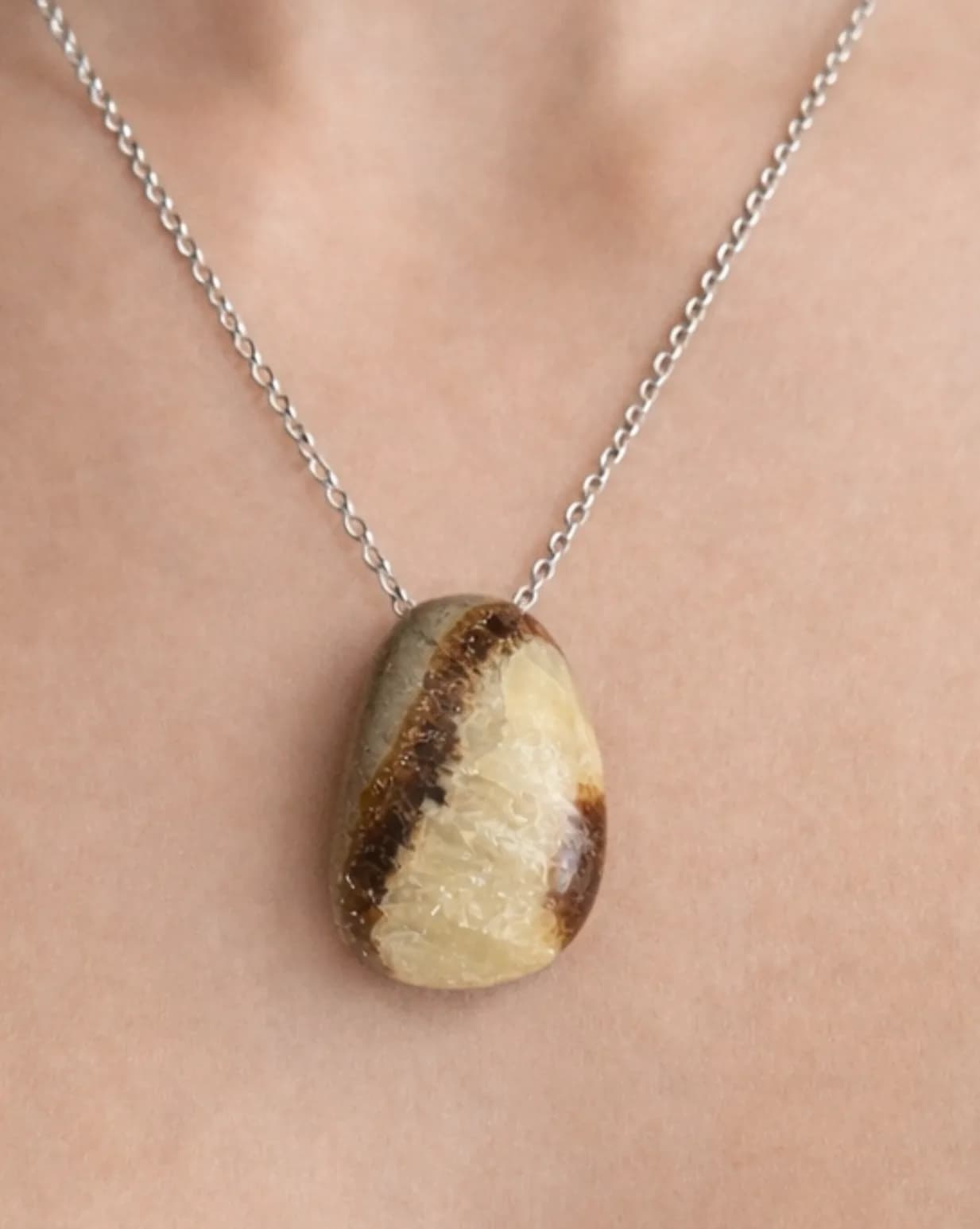 Collier en Septaria naturelle – Harmonie & caractère