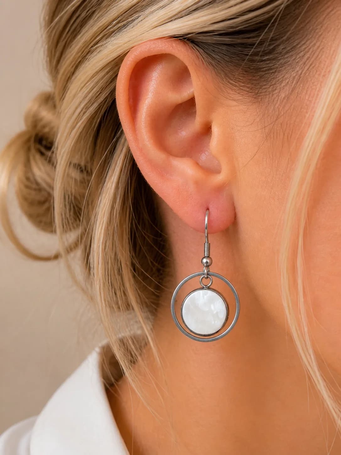 Boucles d’oreilles nacre lumineuse – élégance intemporelle