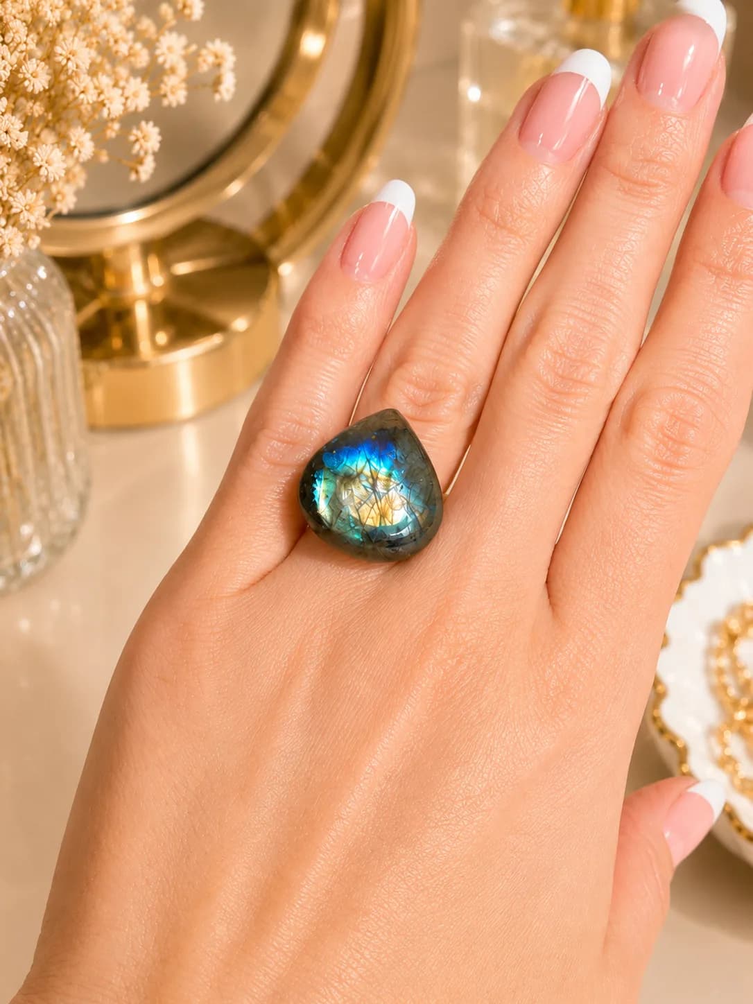 Bague “Lueur Boréale” – Labradorite aux reflets bleus et dorés