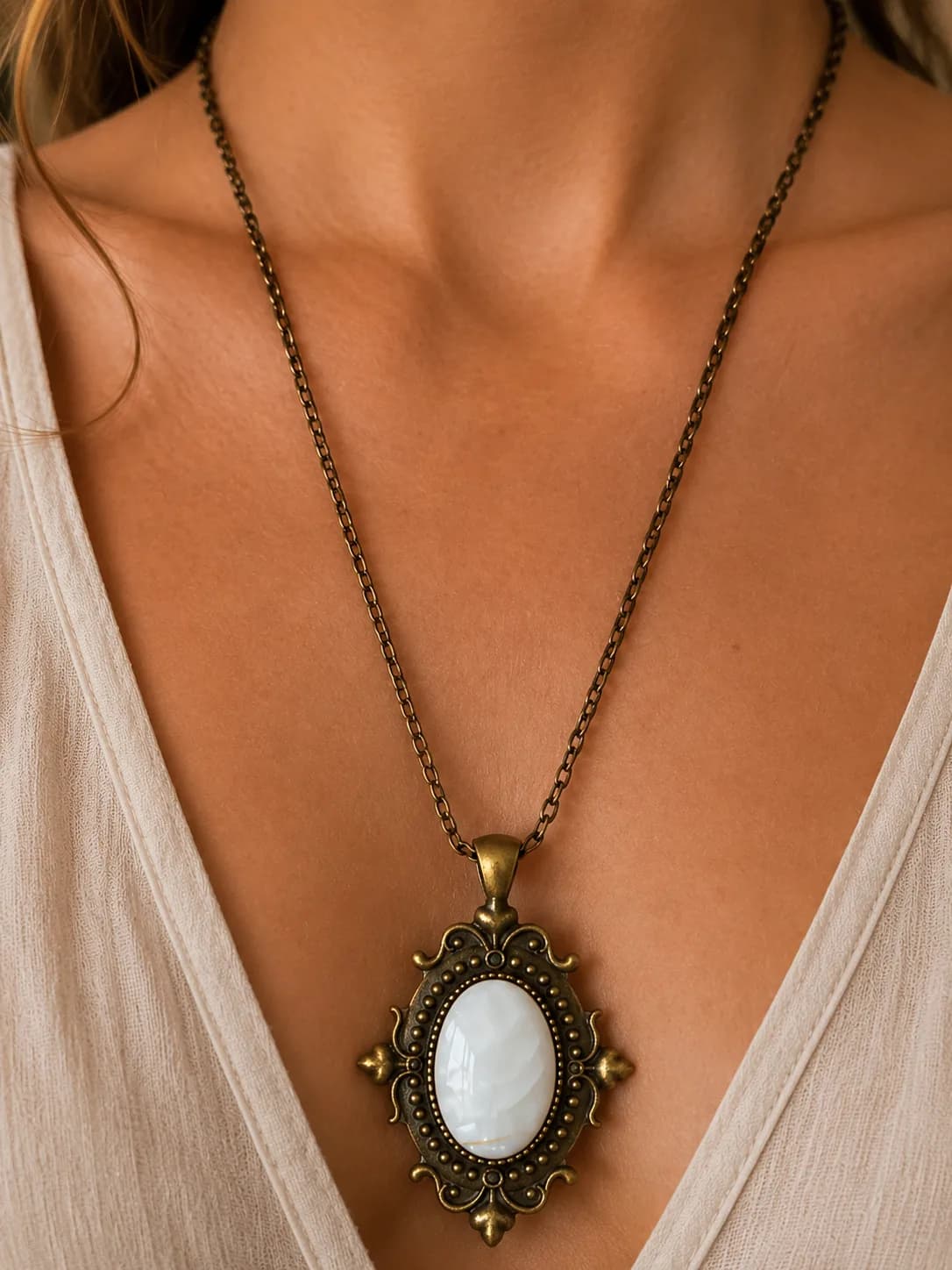 Collier Nacre Vintage – Bronze Antique Élégance intemporelle & douceur lumineuse 