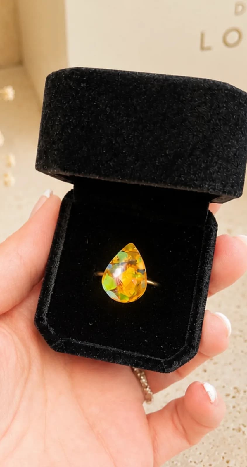 Bague Opale de Feu – Résine ambrée & éclats d’opale