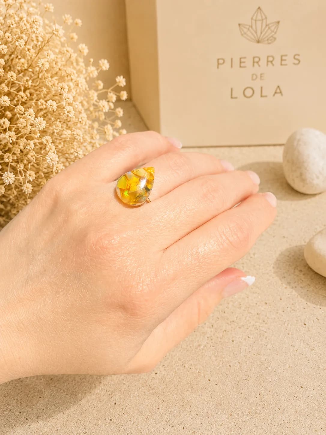 Bague Opale de Feu – Résine ambrée & éclats d’opale