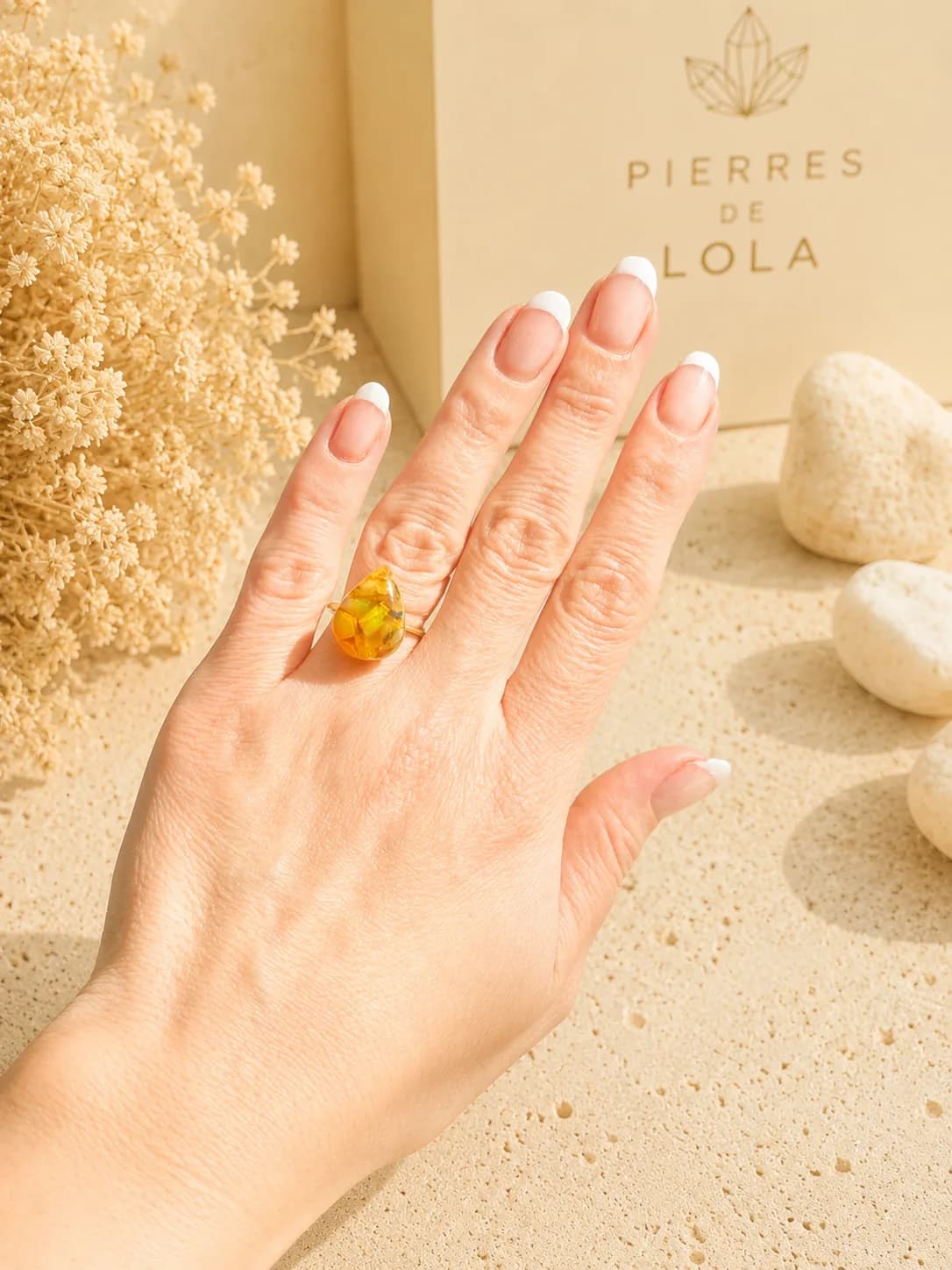 Bague Opale de Feu – Résine ambrée & éclats d’opale