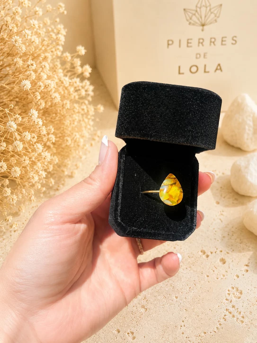 Bague Opale de Feu – Résine ambrée & éclats d’opale
